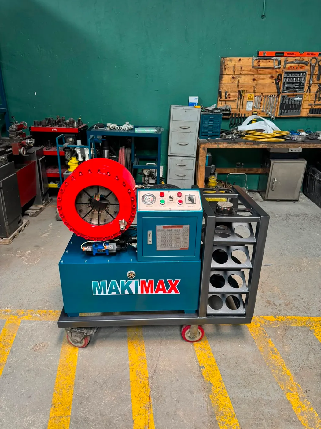 Prensa hidráulica MAKIMAX en taller de fabricación